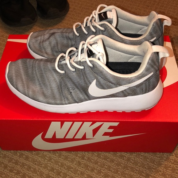 NIKE ROSHE RUN - Picture 2 of 2